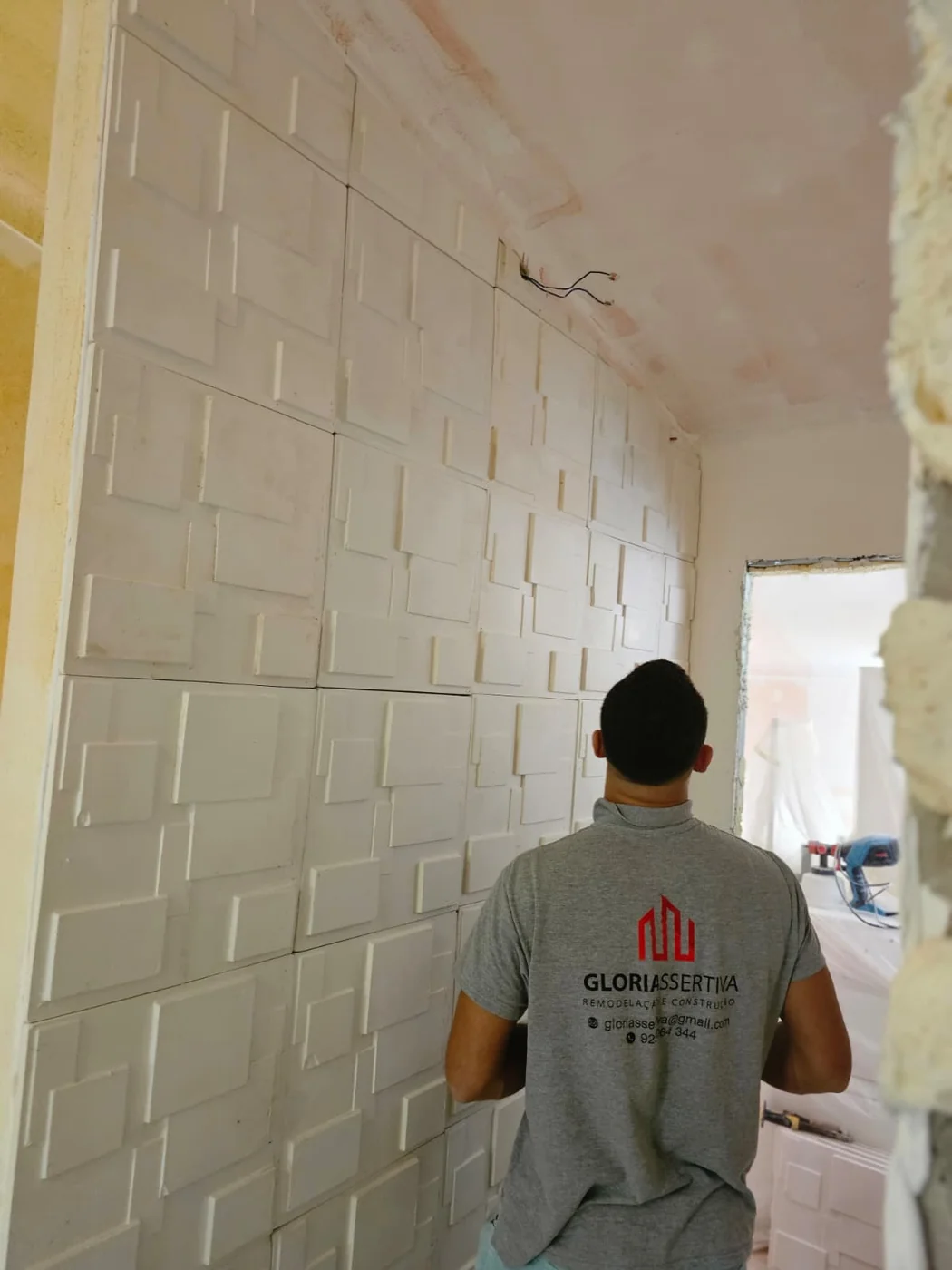 Aplicação de revestimento em casa de banho pela Gloriassertiva